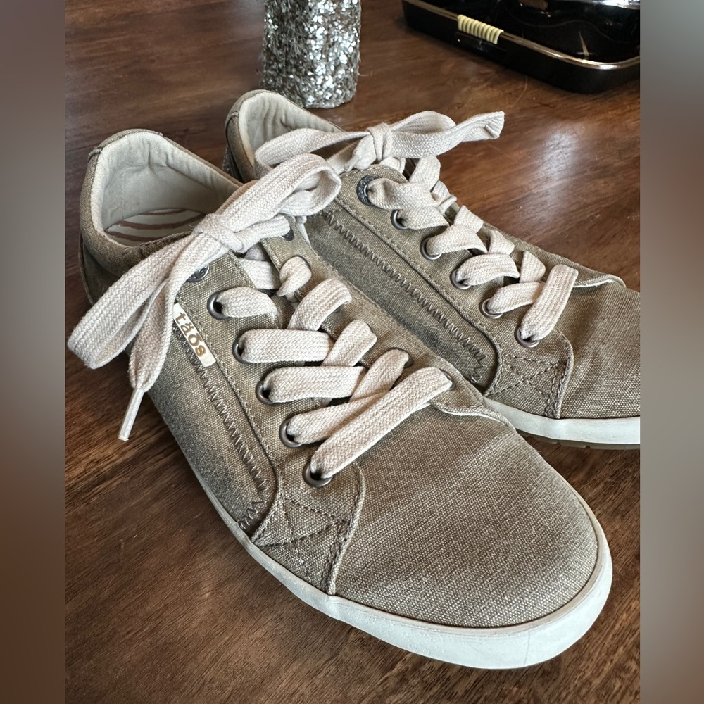 Taos woman’s size 8 Distressed khaki color